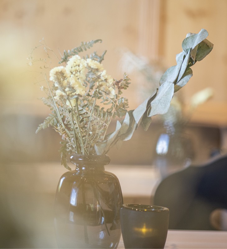 L'immagine mostra alcuni fiori su un tavolo.