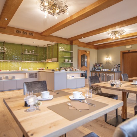 La foto mostra la sala colazioni e il buffet.