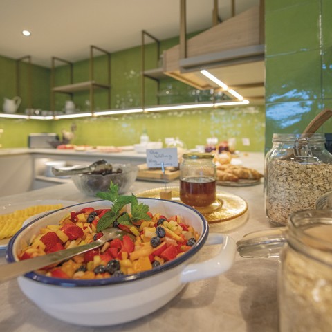 hubertus dolomites a fiè allo sciliar | La colazione perfetta per gli alpinisti. L'immagine mostra il buffet della colazione. Sono visibili miele, formaggio e insalata di frutta.