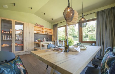 hubertus dolomites Völs am Schlern | Condividere, cucinare e gustare in buona compagnia La foto mostra la cucina comune con prodotti locali e angolo cottura.